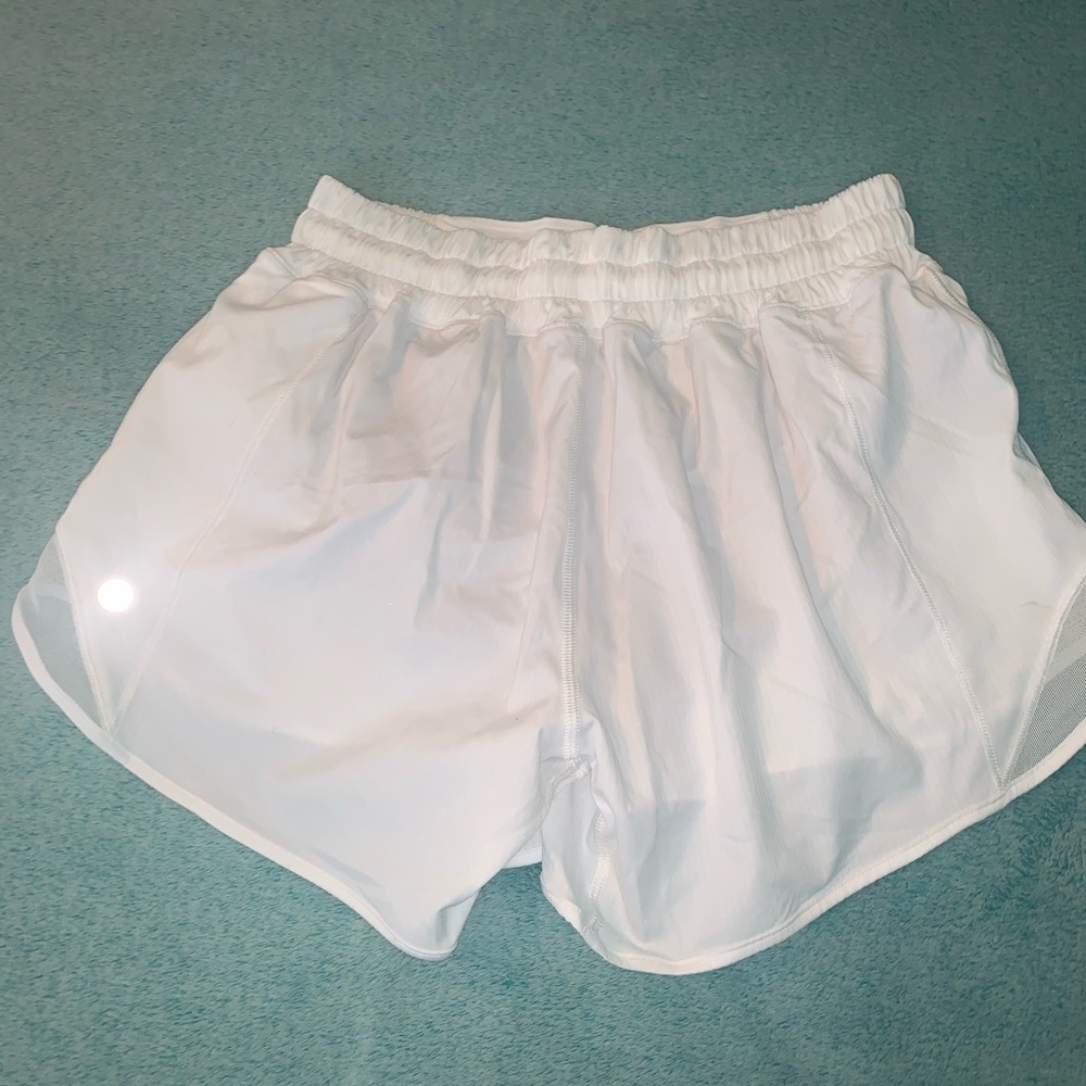 white lululemon short! hotty hot shorts, brand new - Picture 2 of 4